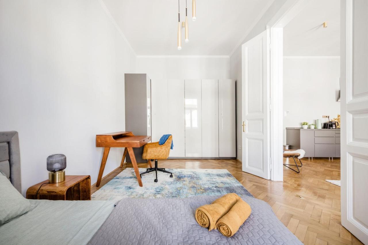 Elegant And Spacious Apartment *