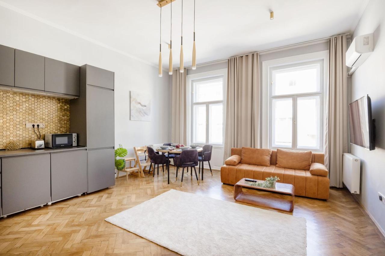 Apartment Elegant And Spacious *