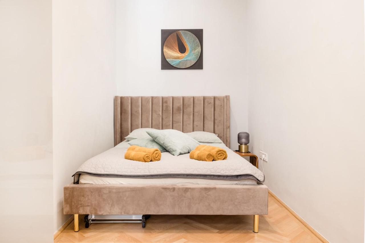 Elegant And Spacious Apartment *