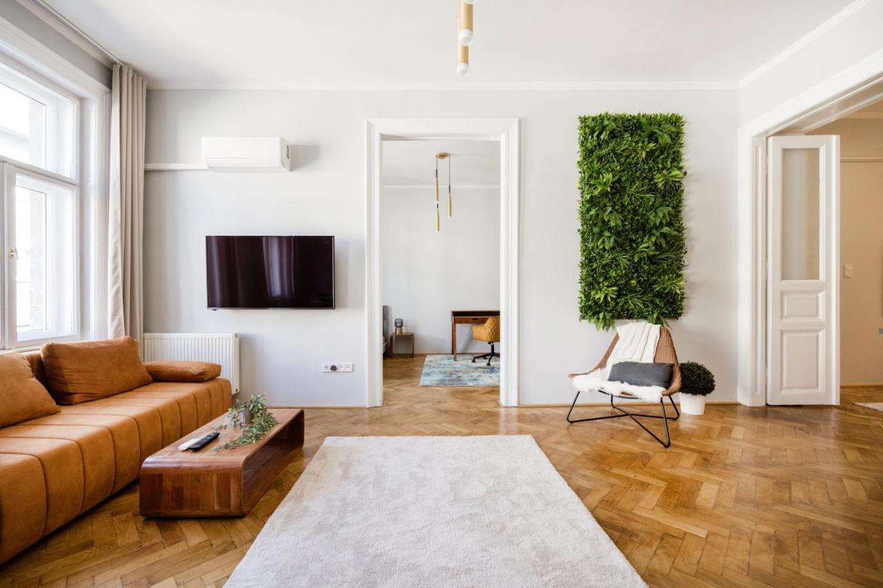 Elegant And Spacious Apartment