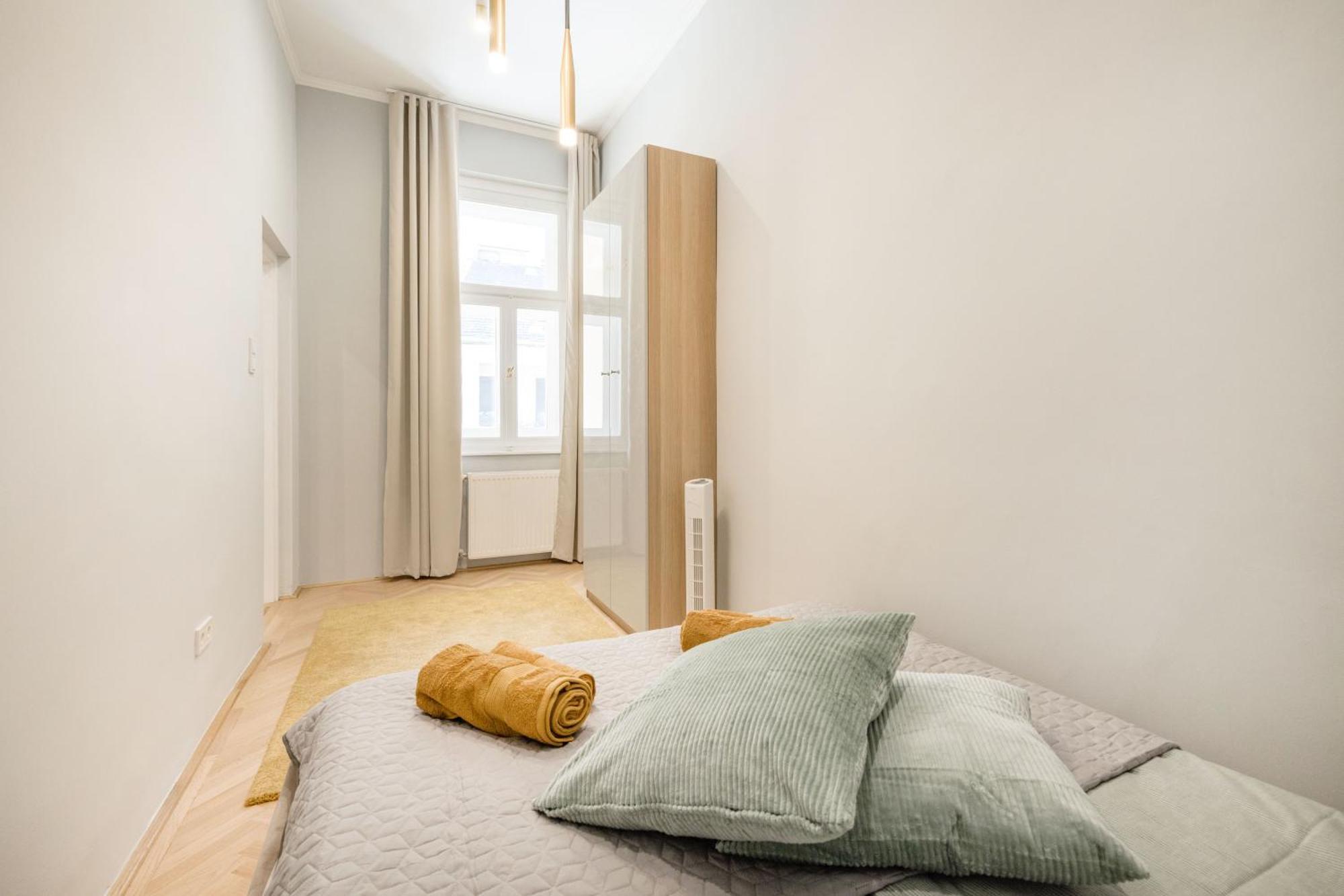 Elegant And Spacious Apartment *
