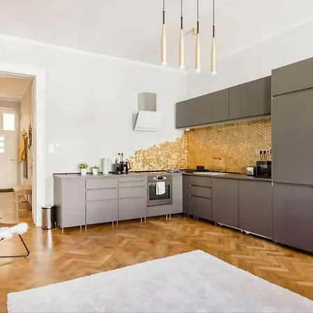 Elegant And Spacious Holiday Home Budapest Exterior photo