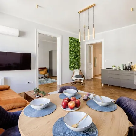 Elegant And Spacious Holiday Home Budapest Exterior photo
