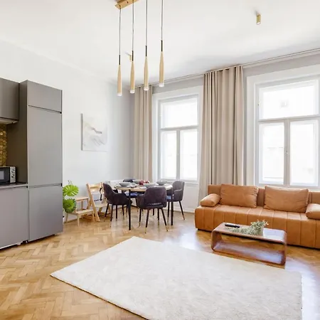 Elegant And Spacious Holiday Home Budapest Exterior photo