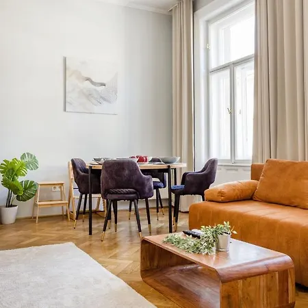Elegant And Spacious Holiday Home Budapest Exterior photo